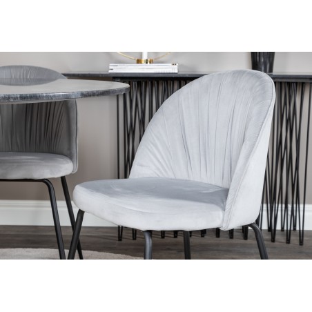 Estelle ümmargune söögilaud ø106 H75 – must/messing+kortsudega söögitool – mustad jalad – hall samet