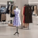Valge vahtmaterjalist mannekeen tor­so puit- ja metallalusel