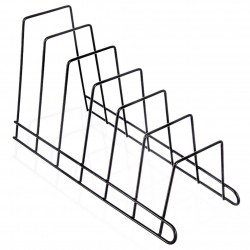 Mustast metallist alus kaantele ja taldrikutele...