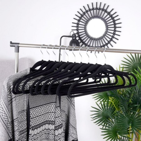 Mustad pöörlevad riidepuud 10 tk.