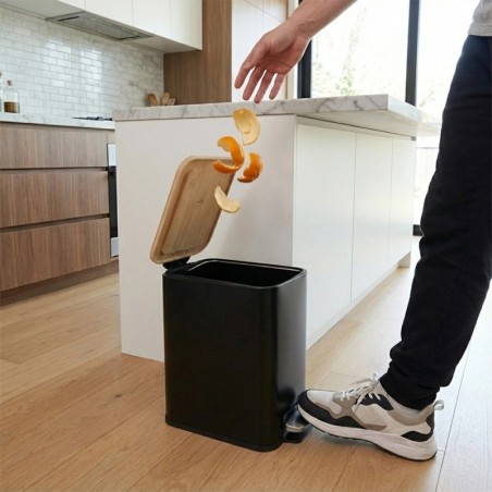 Kitsas mustast terasest prügikast pedaaliga MUST 5 liitrit