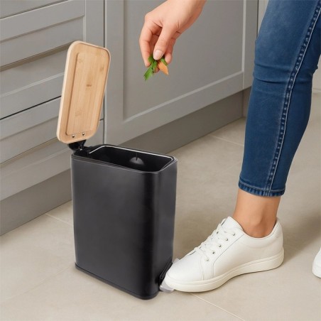 Kitsas mustast terasest prügikast pedaalig... | FreshDesign.ee