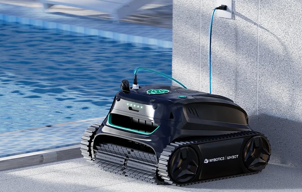 Swimming pool cleaning robot charging from docking station near water
