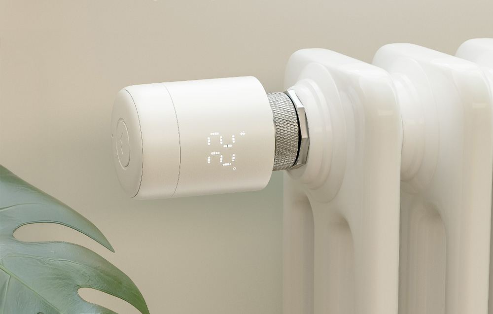 Thermostat with display attached to the radiator