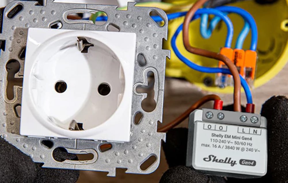 Energy meter in an installation box