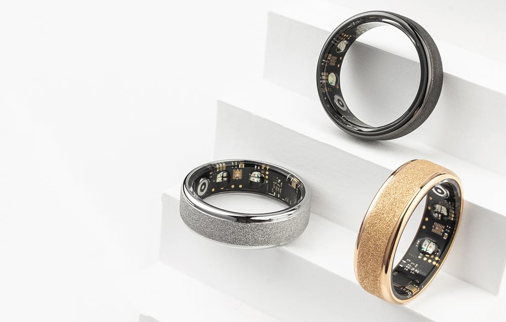 3 smartwatches in different colors: black, gold and silver on a white background.