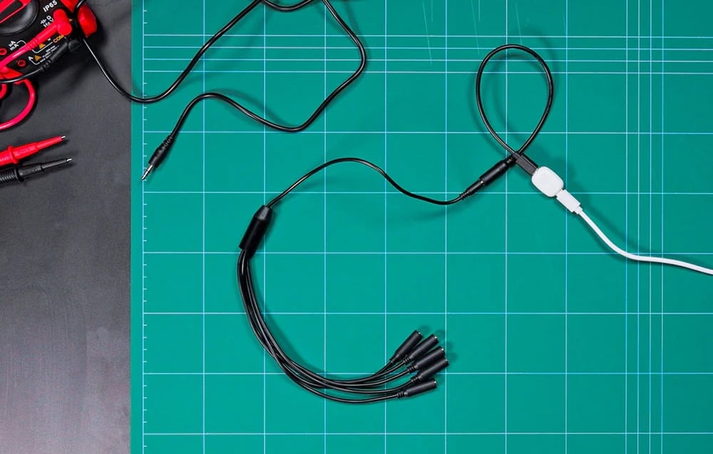 1-to-5 splitter, 3.5 mm jack, Shelly connected to a white wire on a green countertop