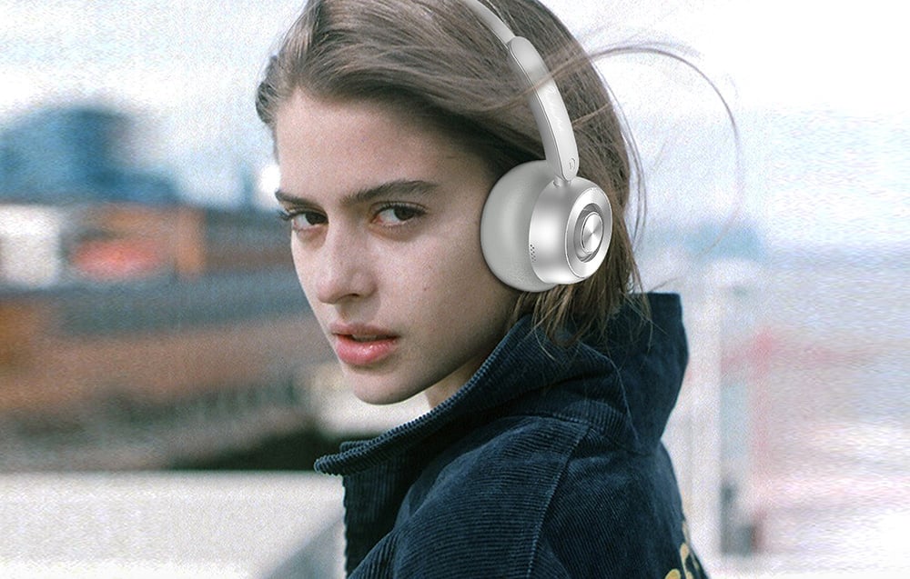 Woman in corduroy jacket wears Onikuma headphones