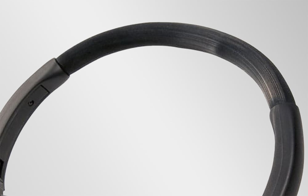 Details of the upper part of the headband, showing the texture of the black plastic and the adjustment system.