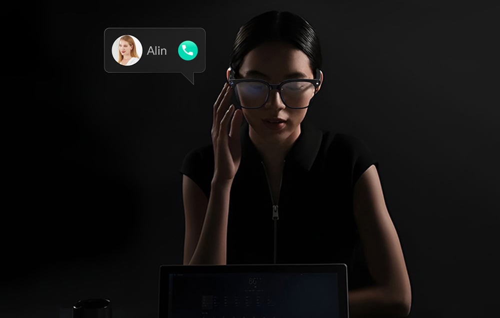A man wearing glasses, next to whom appears a notification of an incoming phone call from Alin.