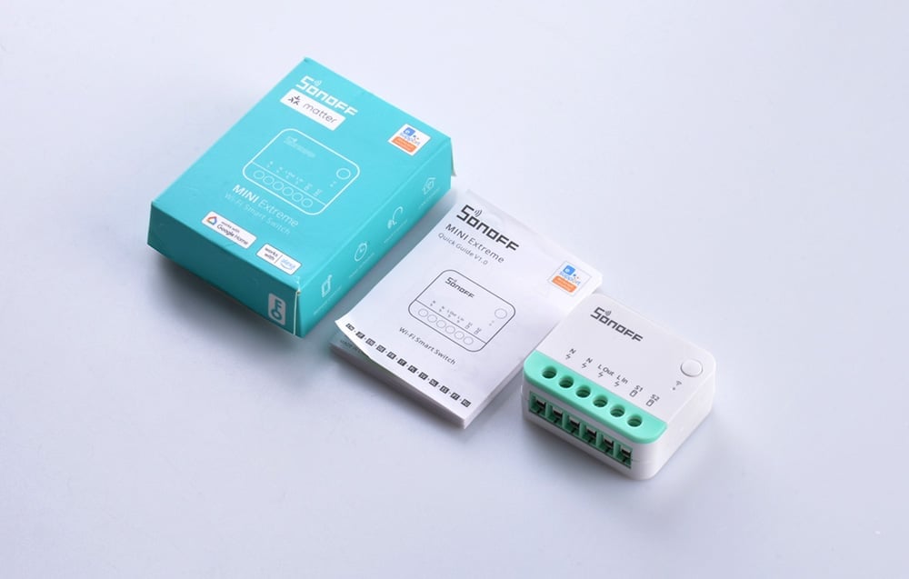 Sonoff Mini Extreme kit consisting of module, instructions and box