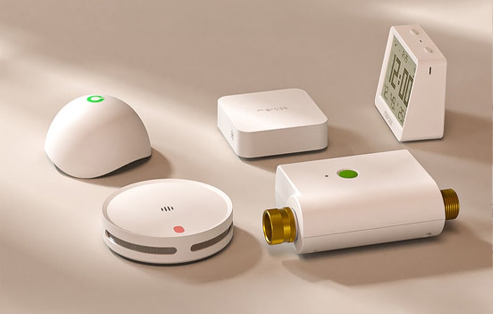 MEROSS Smart Wi-Fi Gateway next to compatible devices