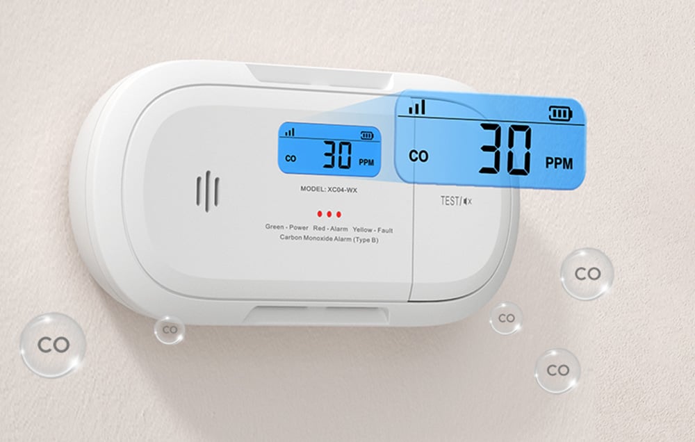 Biały detektor CO z dwoma niebieskimi wyświetlaczami pokazującymi 30 PPM i symbolami CO