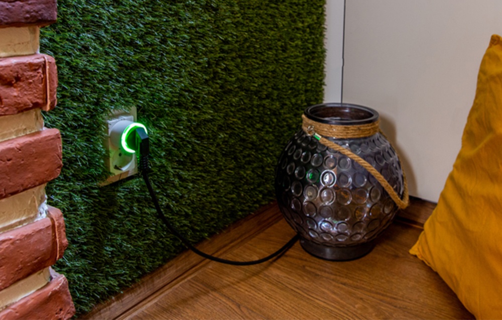 Green backlighting of the Shelly Plug S plug connected to the contact at the artificial grass wall