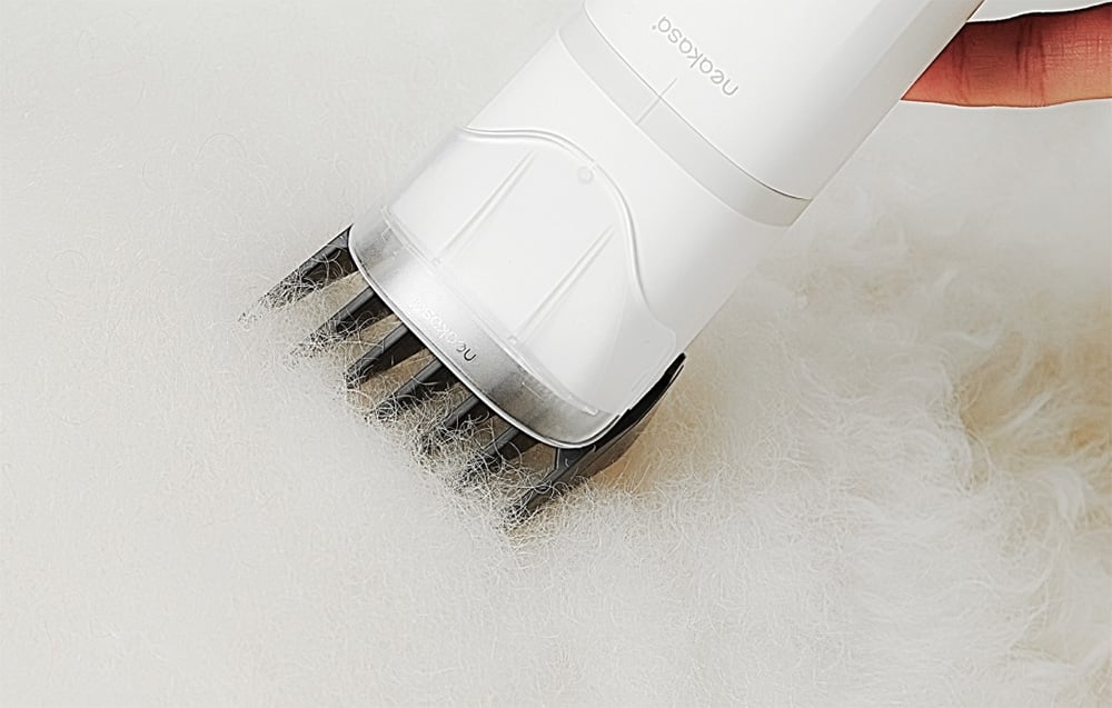 Cutting fur with a razor