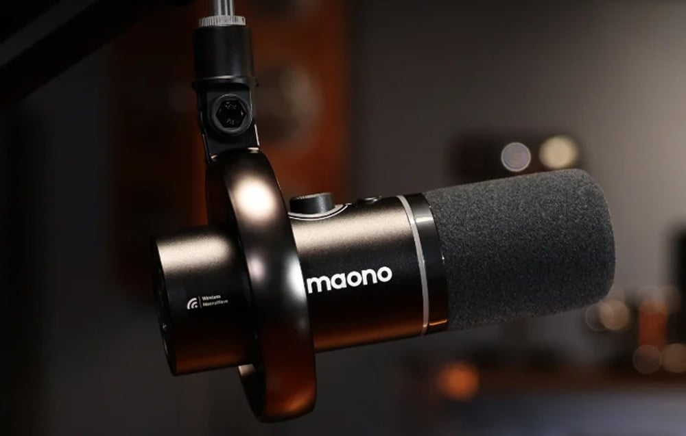 Dynamic maono microphone on tripod