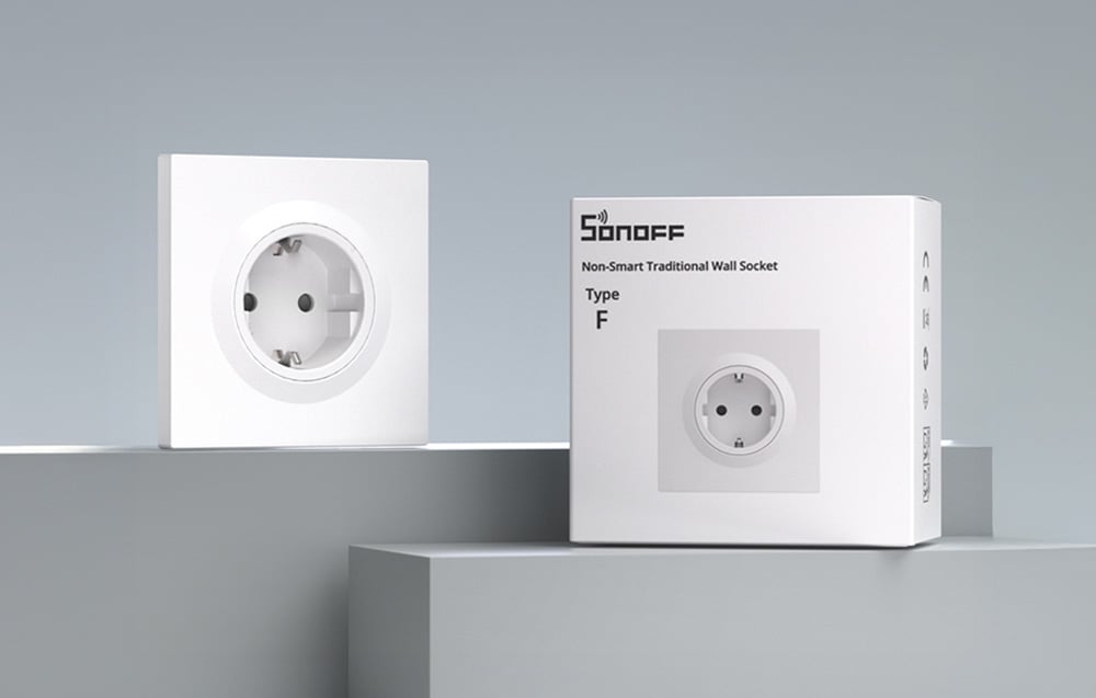 A traditional Sonoff Type F outlet next to the manufacturer’s white packaging