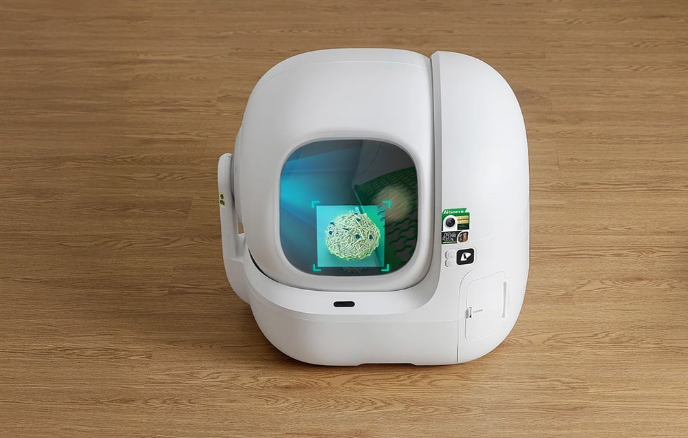 View of the inside of the litter box with a clump of litter marked by the AI system for cleanliness analysis