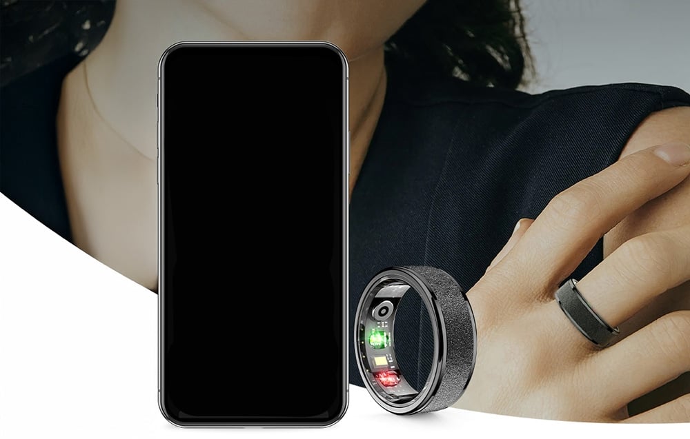 A woman with a smartring applied to her finger. Next to the smartphone and smartring.