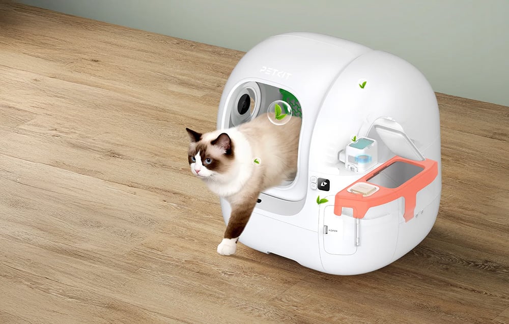 Cross-section of the white PETKIT automatic litter box with a Ragdoll cat coming out of the device