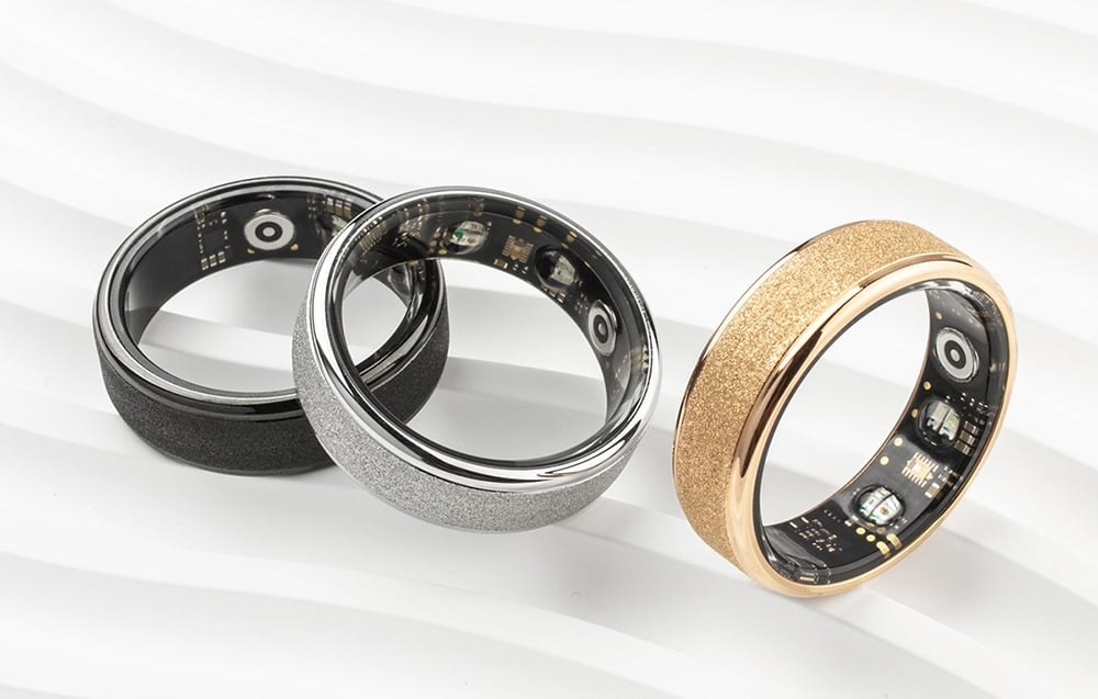 3 smartrings: black, silver and gold on a white background.