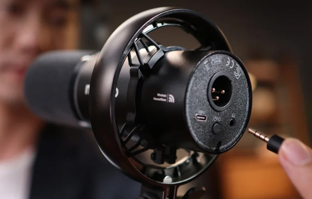 3.5mm cable connected to the microphone