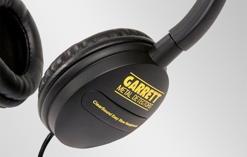 Close-up of the outer part of the earpad with the brand name and model number in yellow.